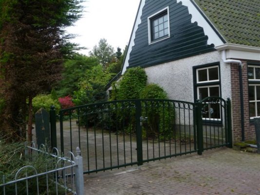 Sierhekwerk met looppoortje in Barsingerhorn